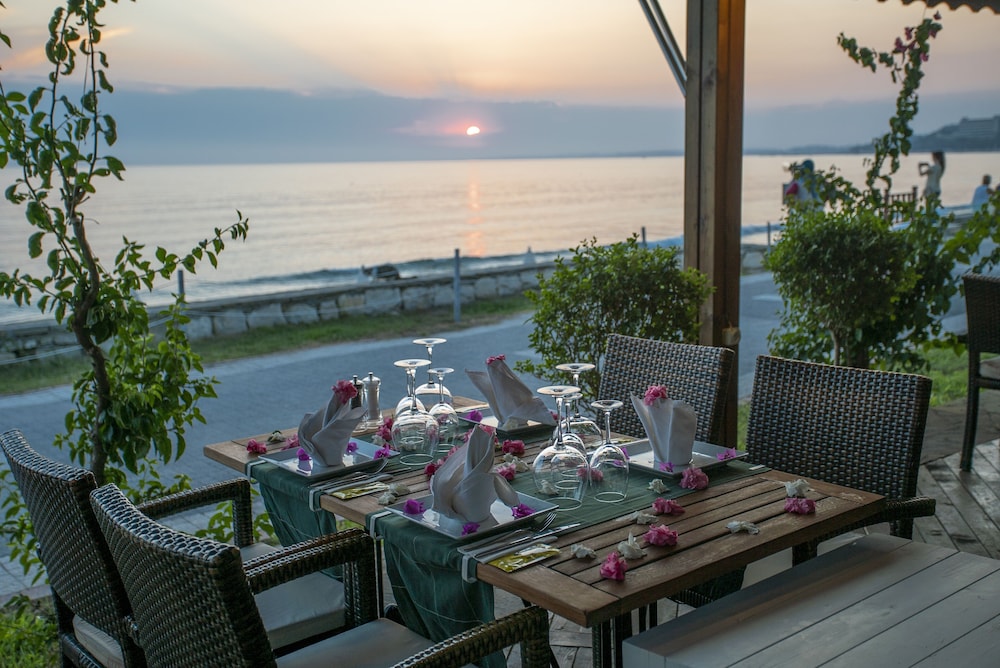 side beach club hotel