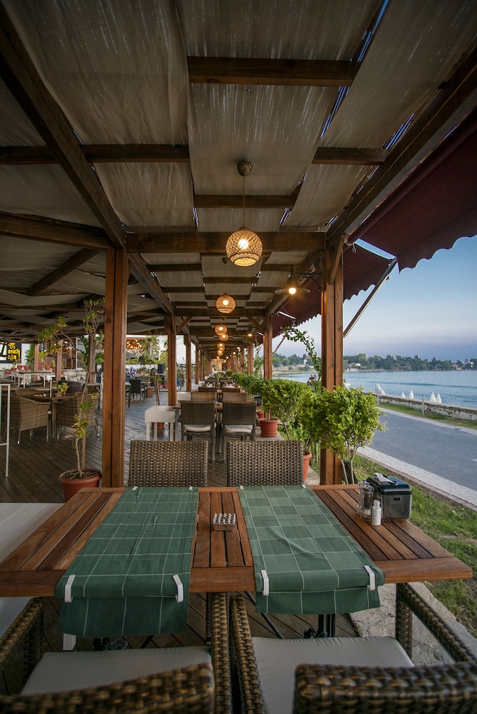 side beach club hotel