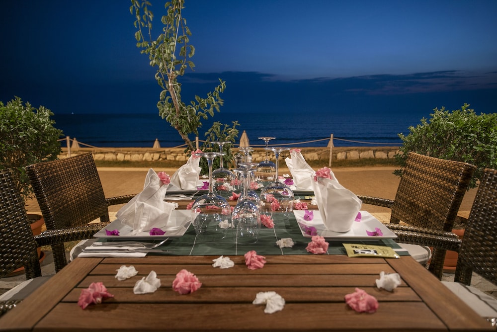 side beach club hotel