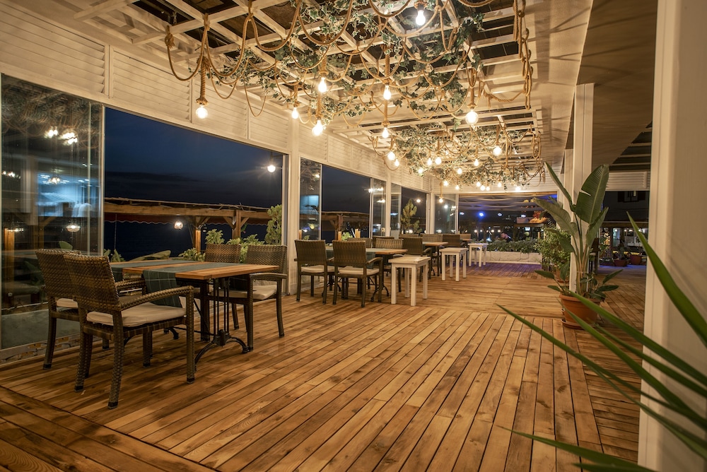 side beach club hotel