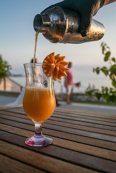 side beach club hotel