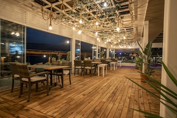 side beach club hotel