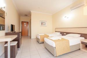 side beach club hotel