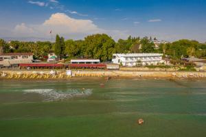 side beach club hotel