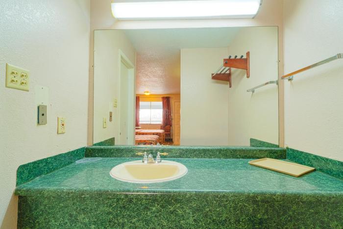 regency inn by oyo three rivers