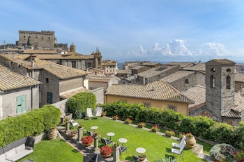 Palazzo Catalani Resort,Near Palazzo Chigi-Albani,4 star