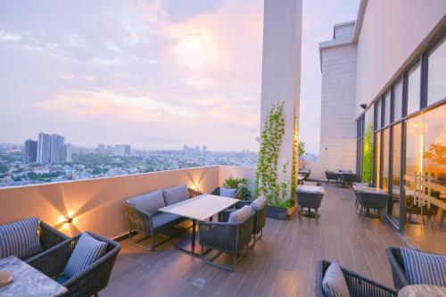 rhythm gurugram hotel and suites sohna road