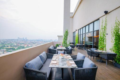 rhythm gurugram hotel and suites sohna road