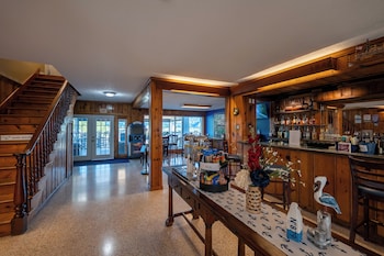 Riverboat Inn & Suites,,3 star