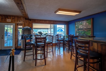 Riverboat Inn & Suites,,3 star