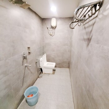 roomshala 150 happy inn vinod nagar