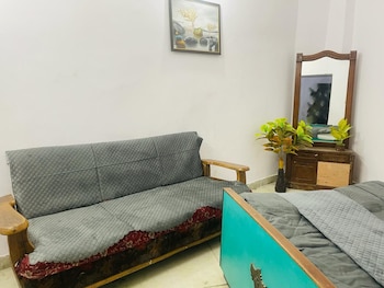 roomshala 170 hotel aura