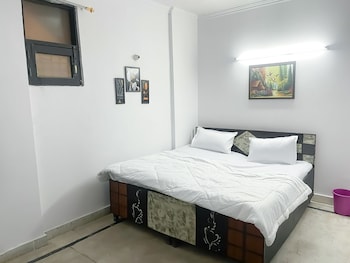 Roomshala 170 Hotel Aura,,2 star