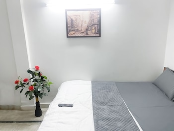 Roomshala 170 Hotel Aura,,2 star