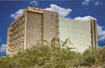 saltstayz premier golf course extension road