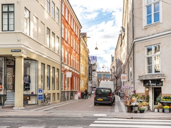 sanders downtown cph cozy 2 bdr apt near tivoli