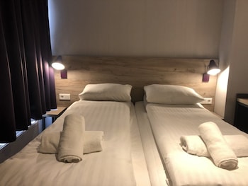 Facade Hotel Amsterdam,Oudezijds Voorburgwal 44,3 star