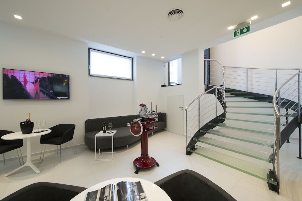 gatto bianco mia aparthotel