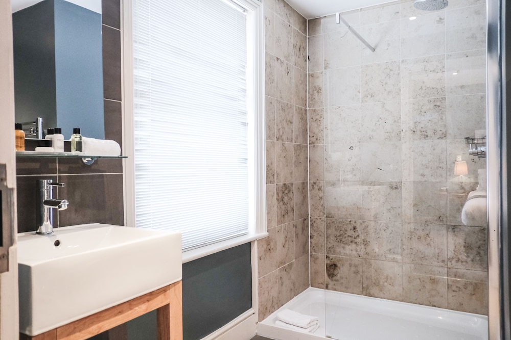 the white star tavern