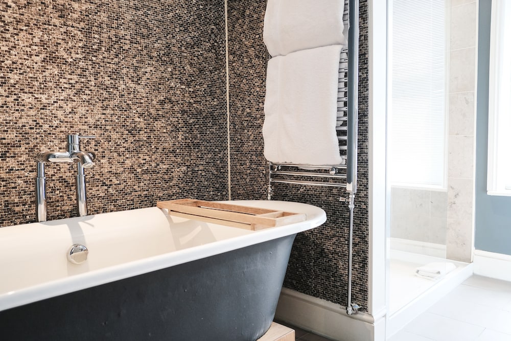 the white star tavern