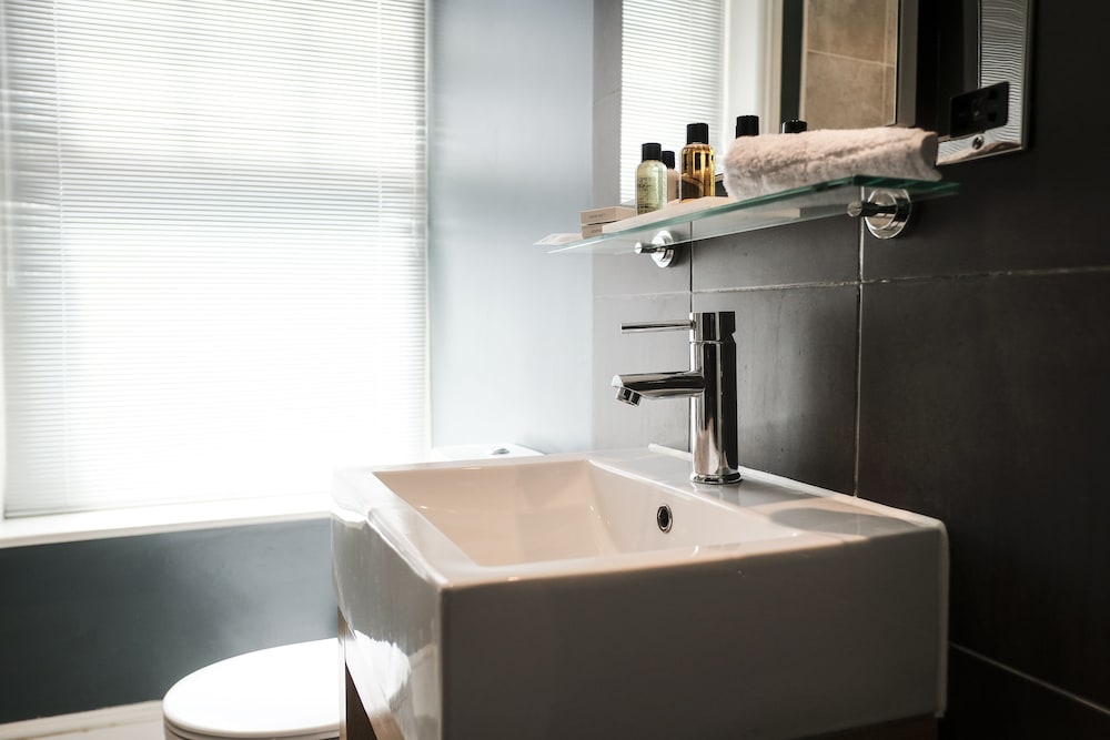 the white star tavern