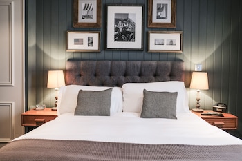 the white star tavern