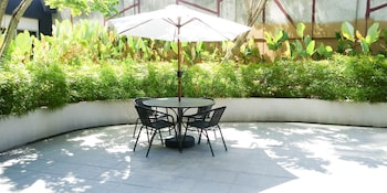 simple and clean 2br at grand sungkono lagoon apartment