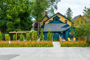 somewhere inn collingwood