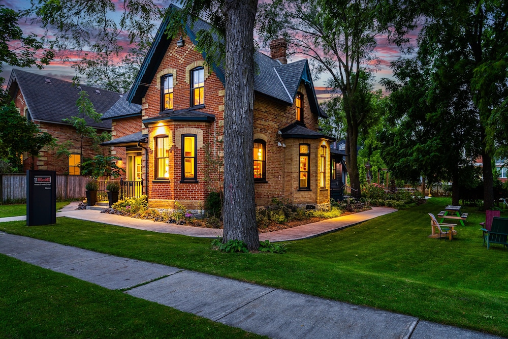 somewhere inn collingwood