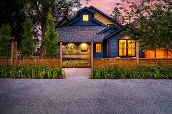 somewhere inn collingwood