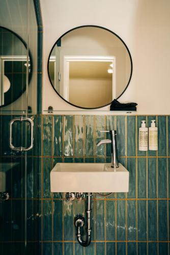 somewhere inn collingwood