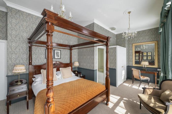 the royal hotel