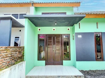 spot on 92490 casa homestay syariah