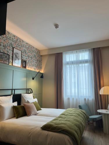 square lodge hotel la roche sur yon handwritten collection