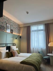 square lodge hotel la roche sur yon handwritten collection