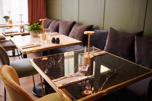 square lodge hotel la roche sur yon handwritten collection