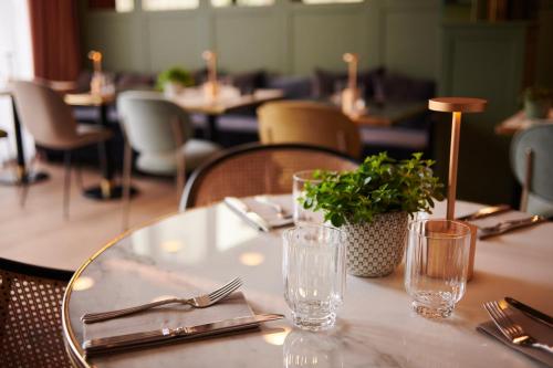 square lodge hotel la roche sur yon handwritten collection