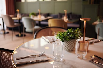 square lodge hotel la roche sur yon handwritten collection