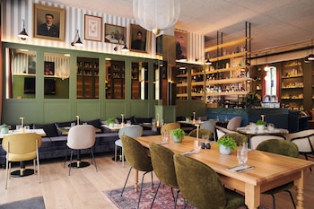 square lodge hotel la roche sur yon handwritten collection