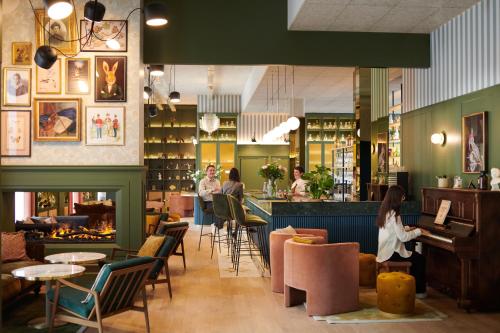 square lodge hotel la roche sur yon handwritten collection