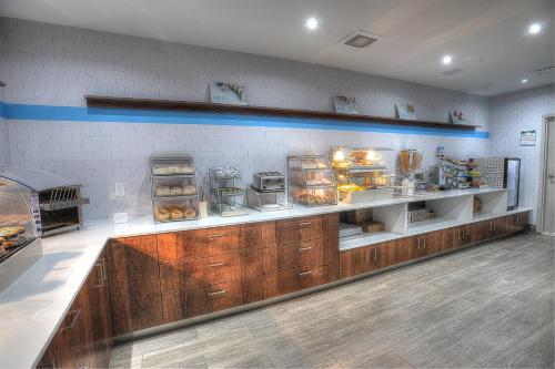 holiday inn express and suites toronto airport west by ihg