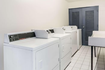 studio 6 lake jackson tx