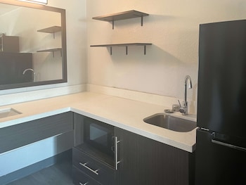 studio 6 lake jackson tx