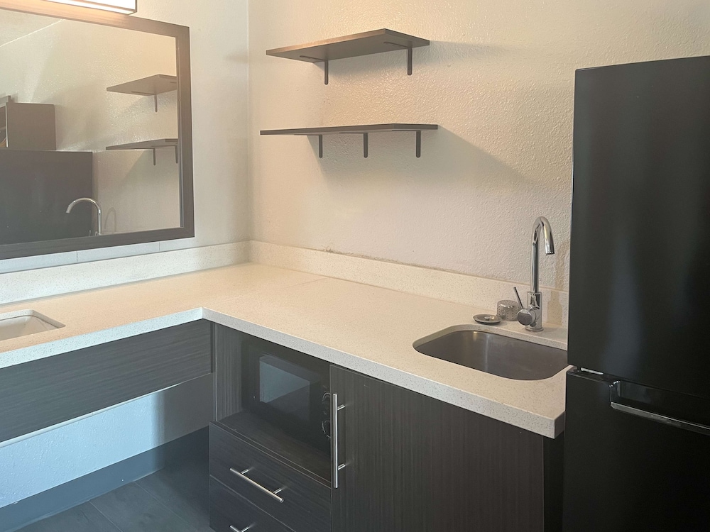 studio 6 lake jackson tx