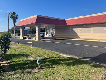 studio 6 lake jackson tx