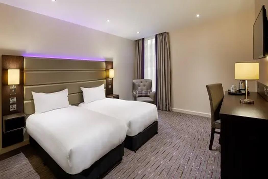 premier inn wirral greasby