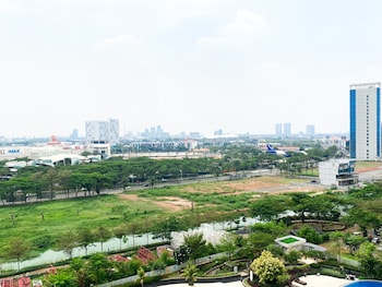 studio springlake summarecon bekasi apartment near shopping mall