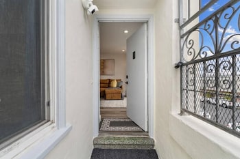 stunning 2 bedroom 1 bath home near bart