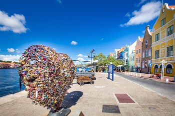 stunning balcony view spacious 2br apt at unique location