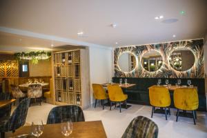 Moddershall Oaks,Moddershall>>Fulford,5 star